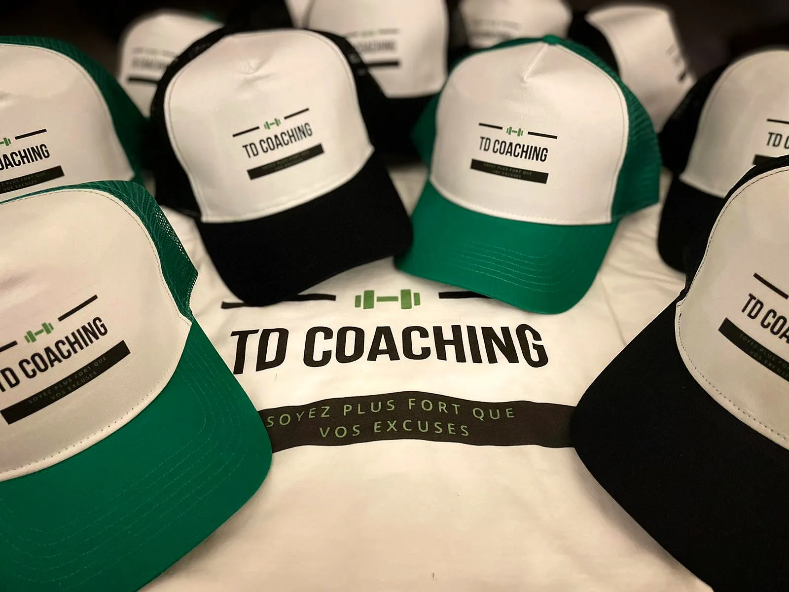 Tom Delassus avec casquette TD Coaching en salle de sport