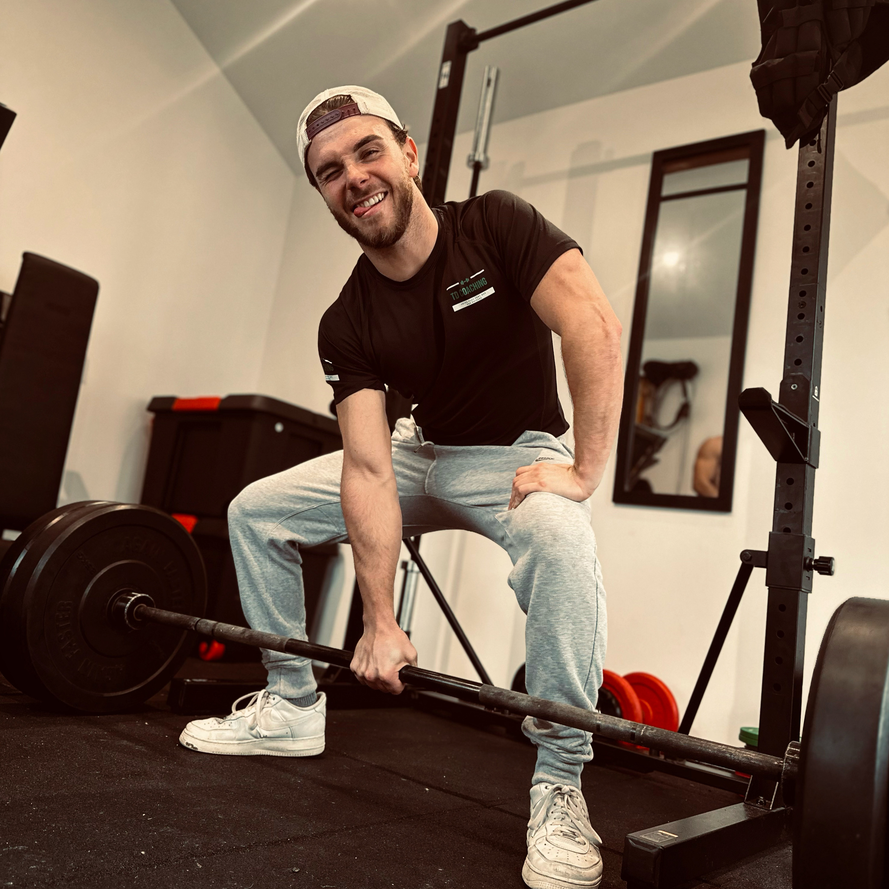 Tom Delassus avec barre de musculation, renforcement adapté aux seniors