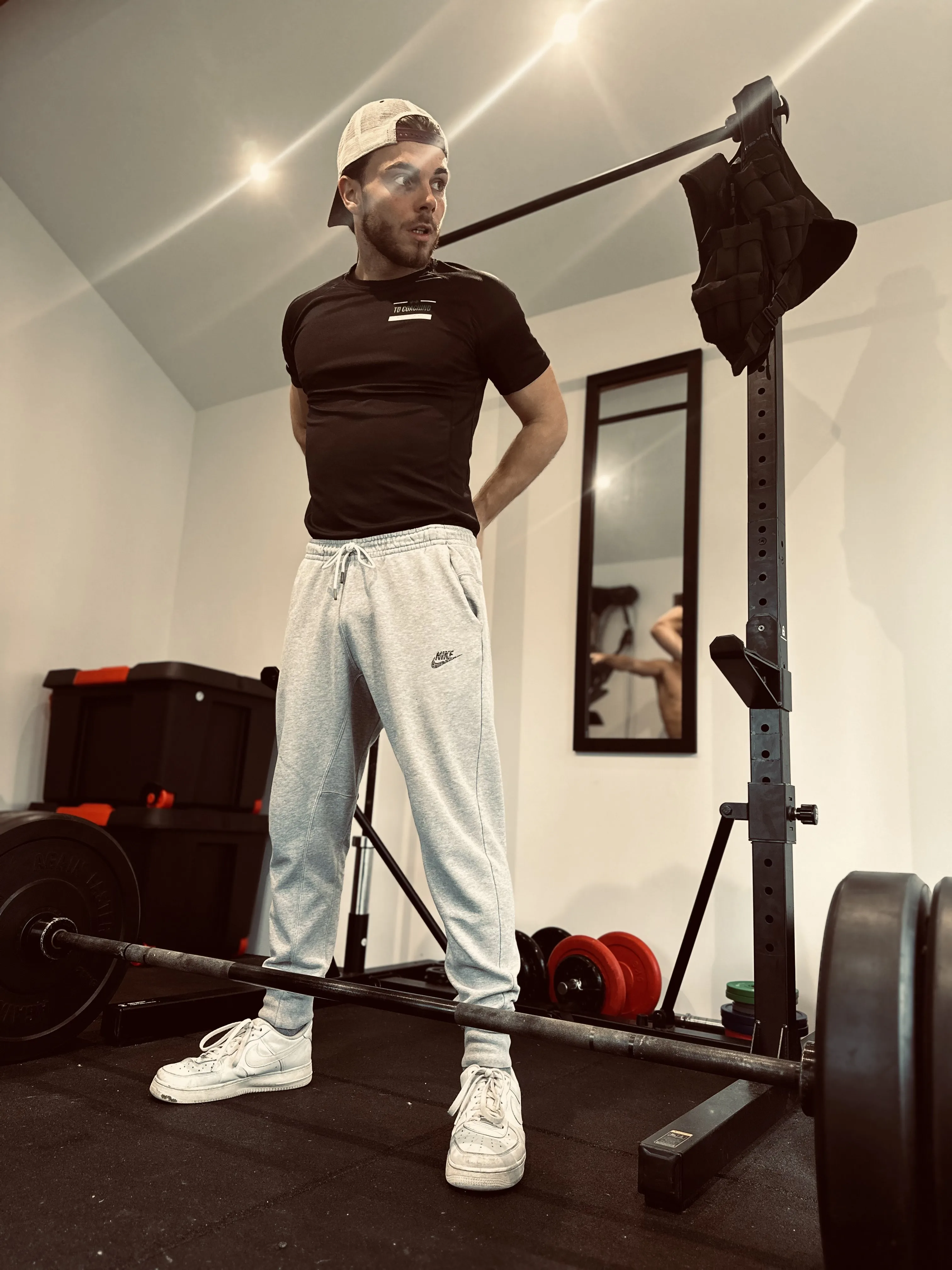 Coach adaptant un exercice au niveau et au profil du participant