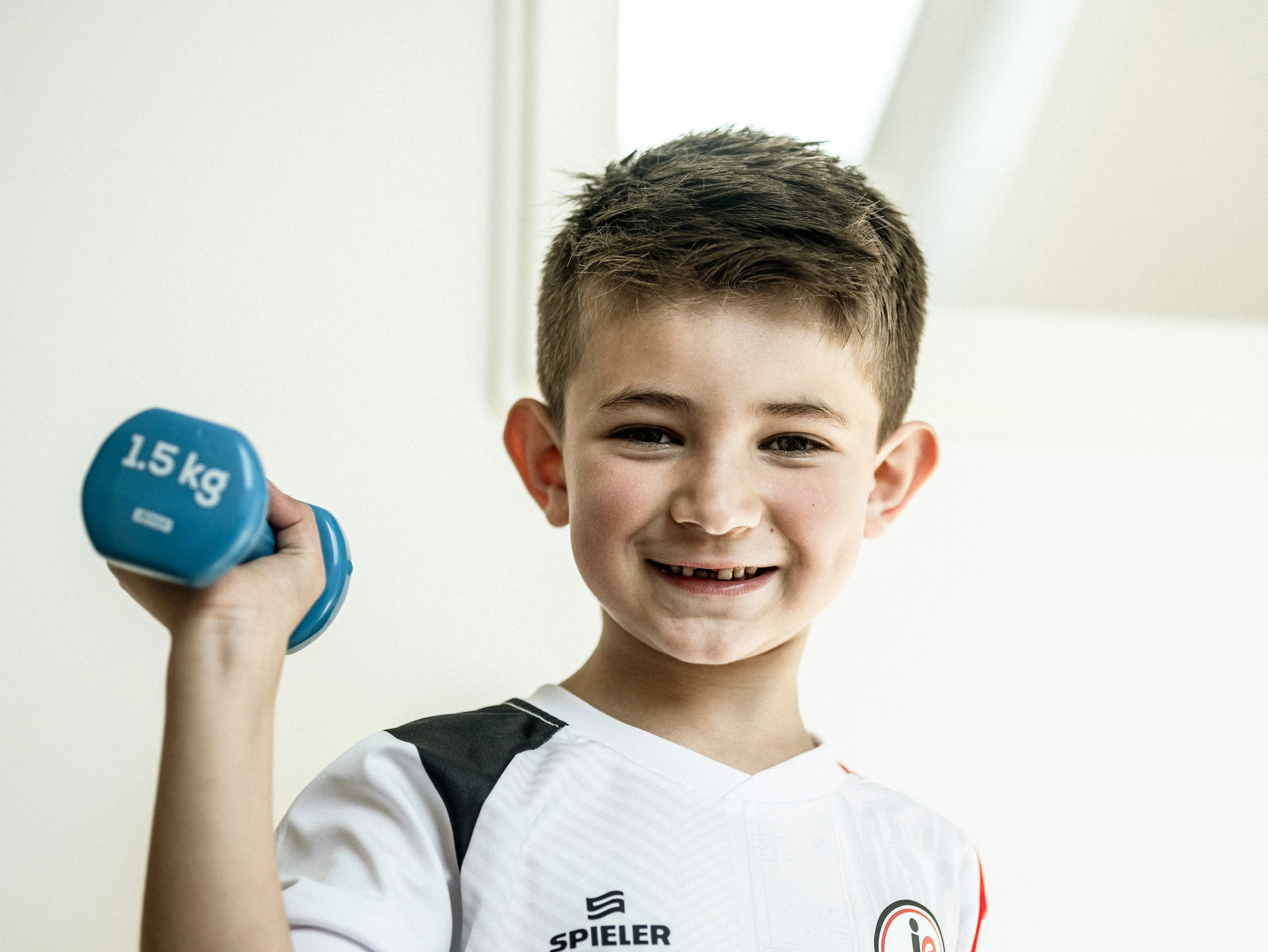 Enfant en pleine séance de sport encadrée par un coach diplômé