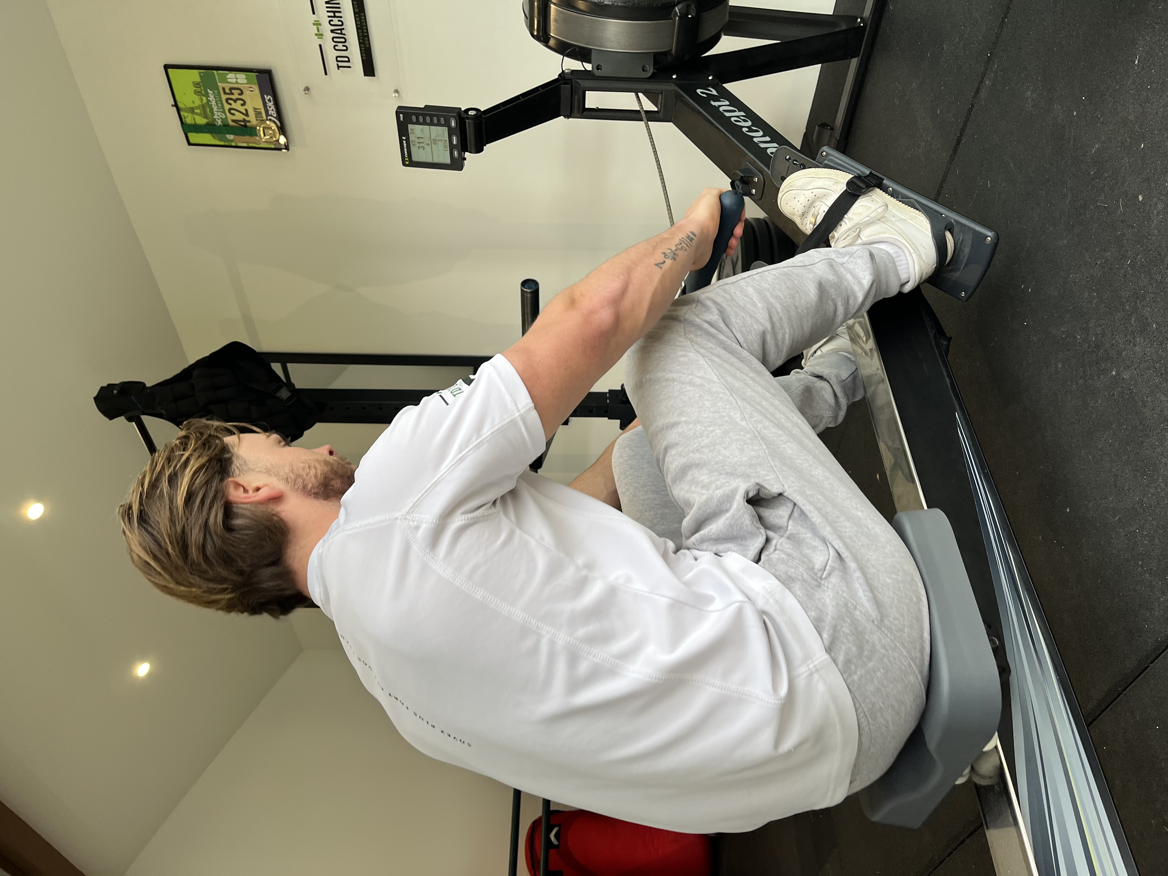 Tom Delassus s'entraînant sur un rameur, coach post-natal diplômé