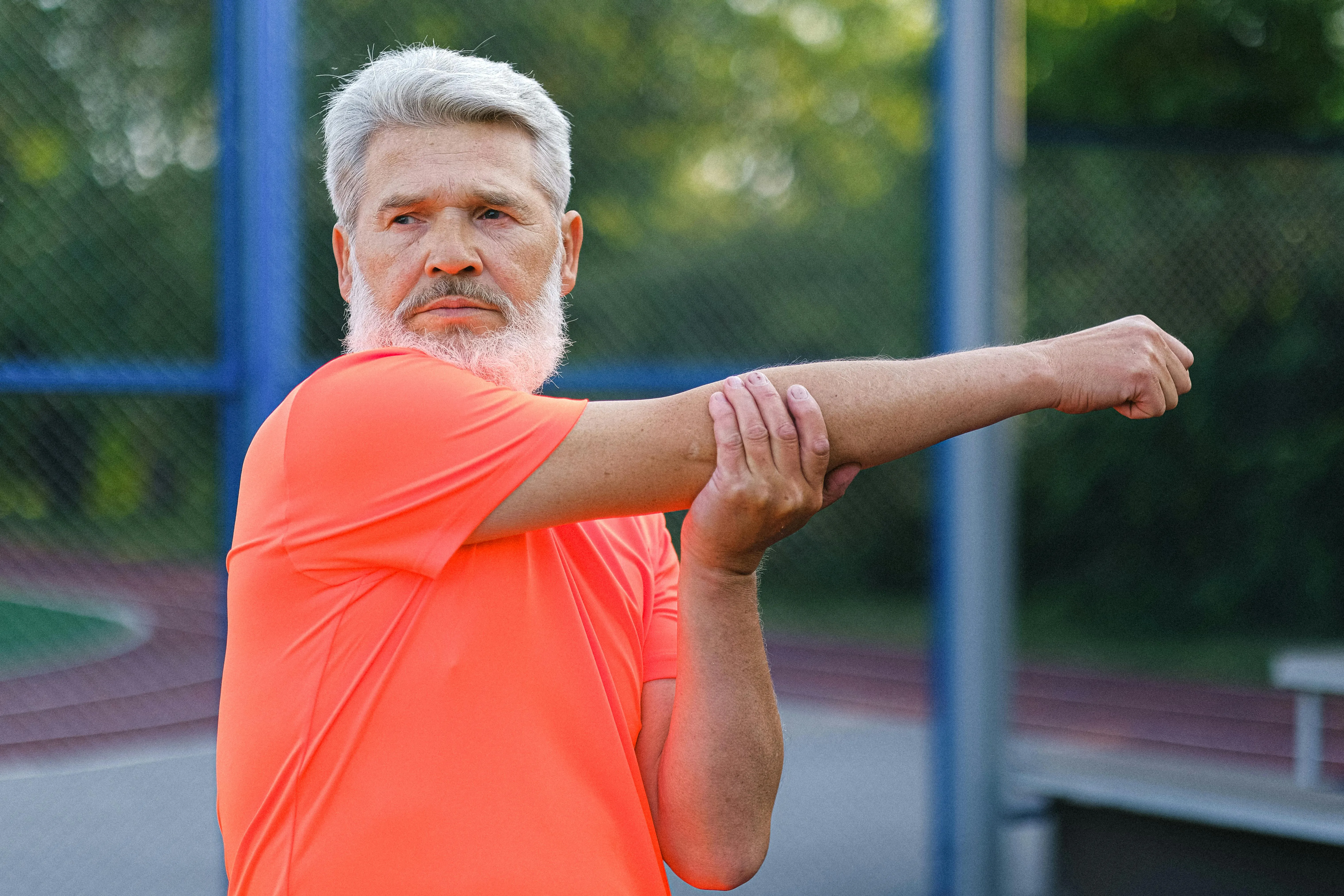 Homme s'étirant - mobilité articulaire et sport adapté à l'arthrose