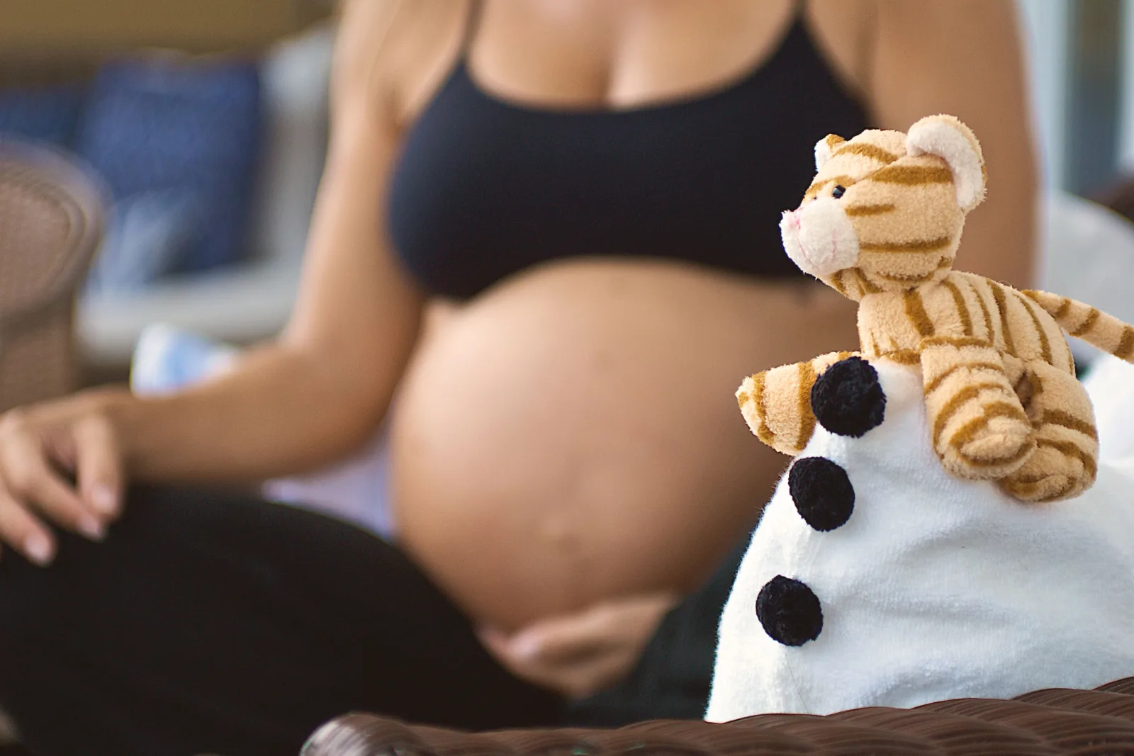 Jeune maman reprenant le sport en douceur après son accouchement