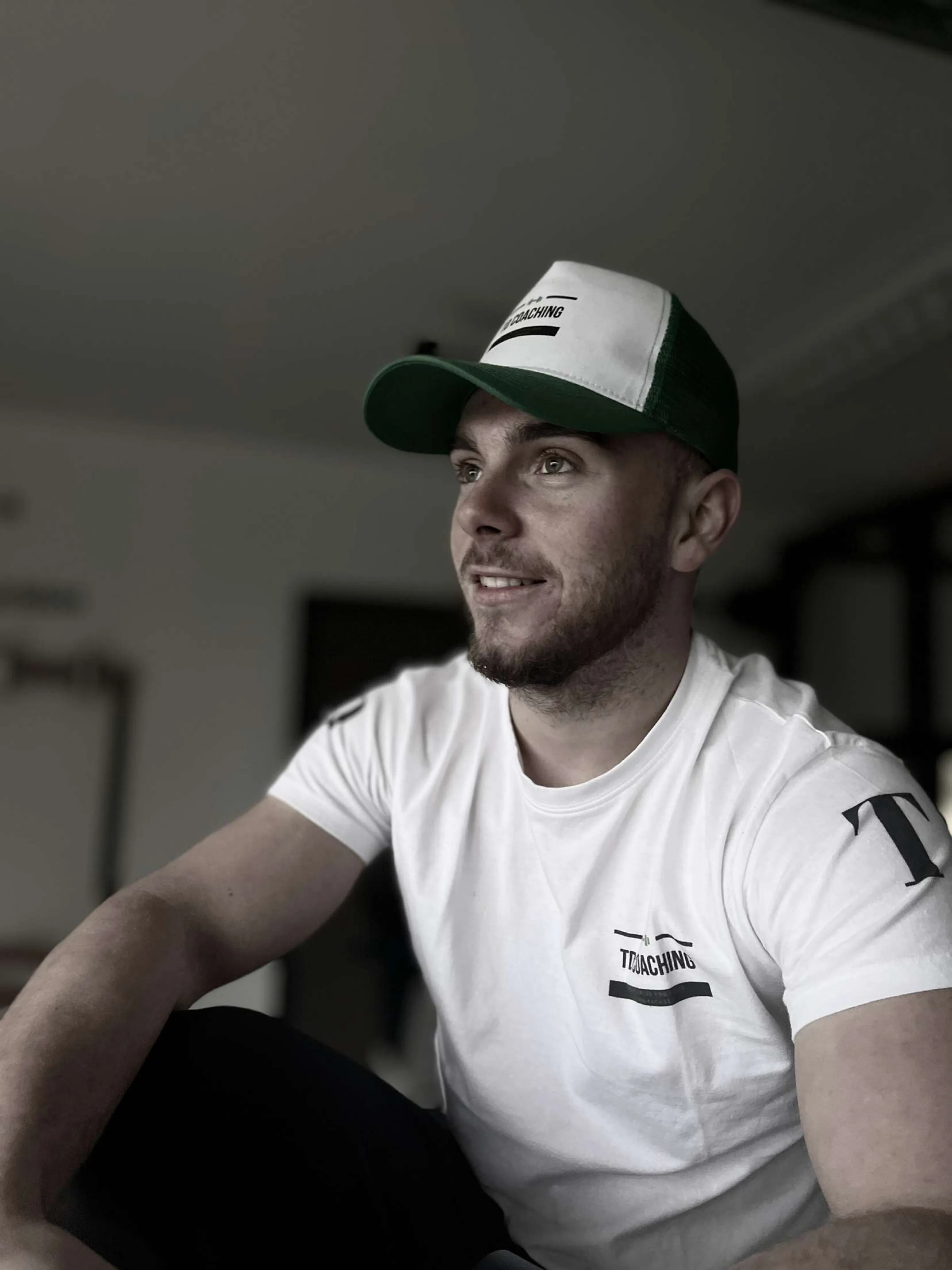 Tom Delassus, coach sportif à Montauban, bras croisés en tenue de sport