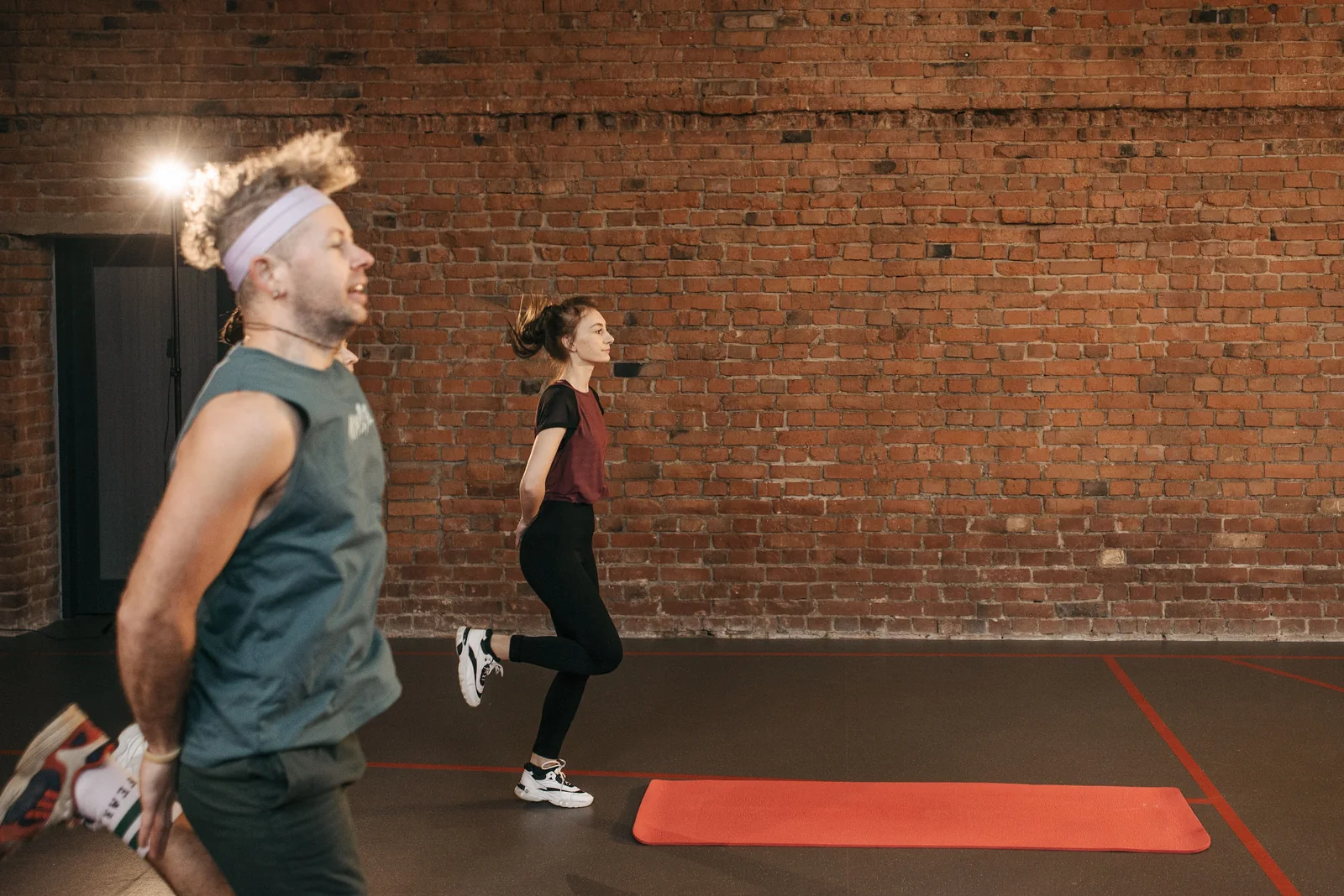 Participants en mouvement pendant une séance de sport en salle