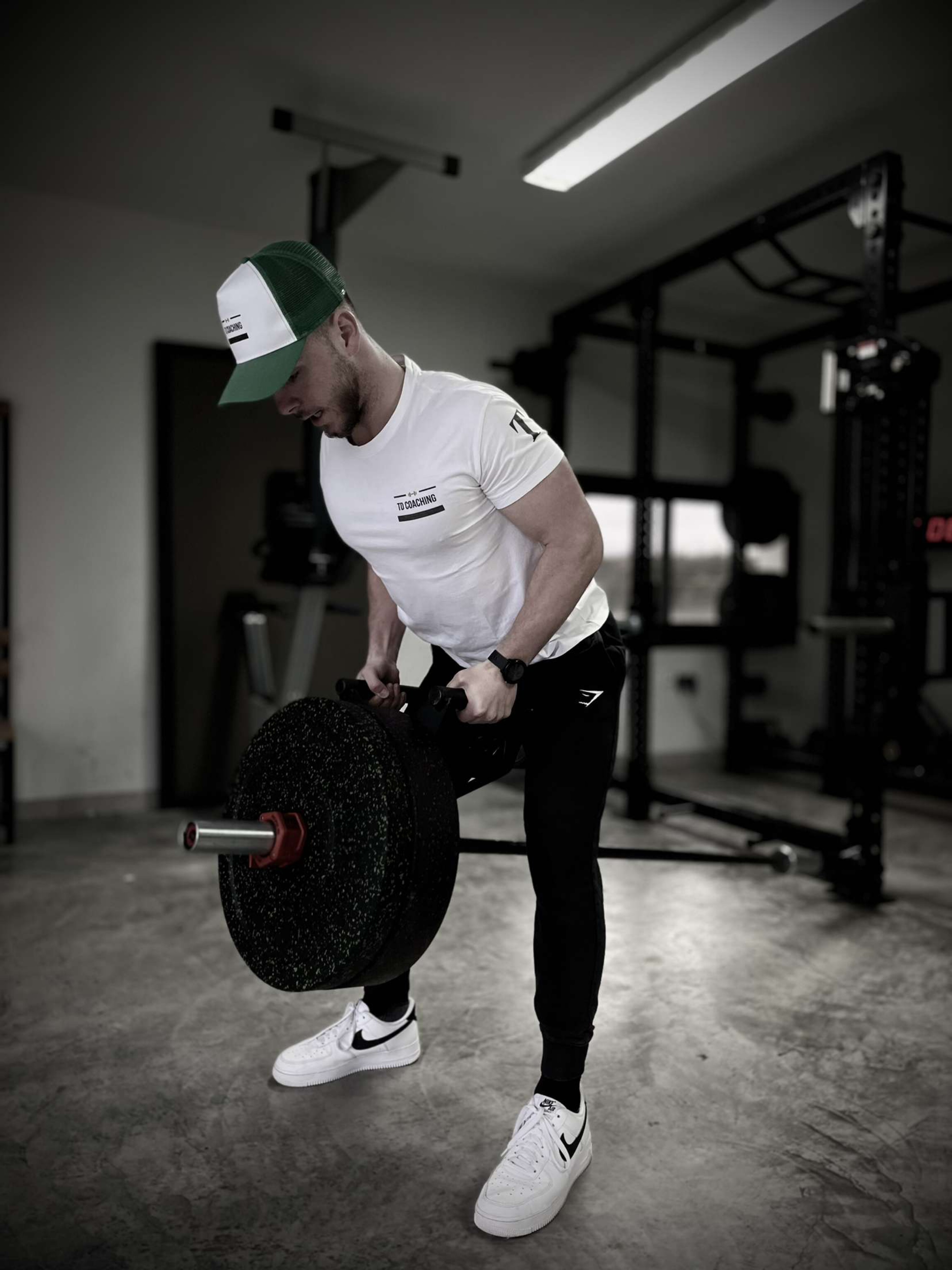 Tom Delassus avec haltère en salle de musculation