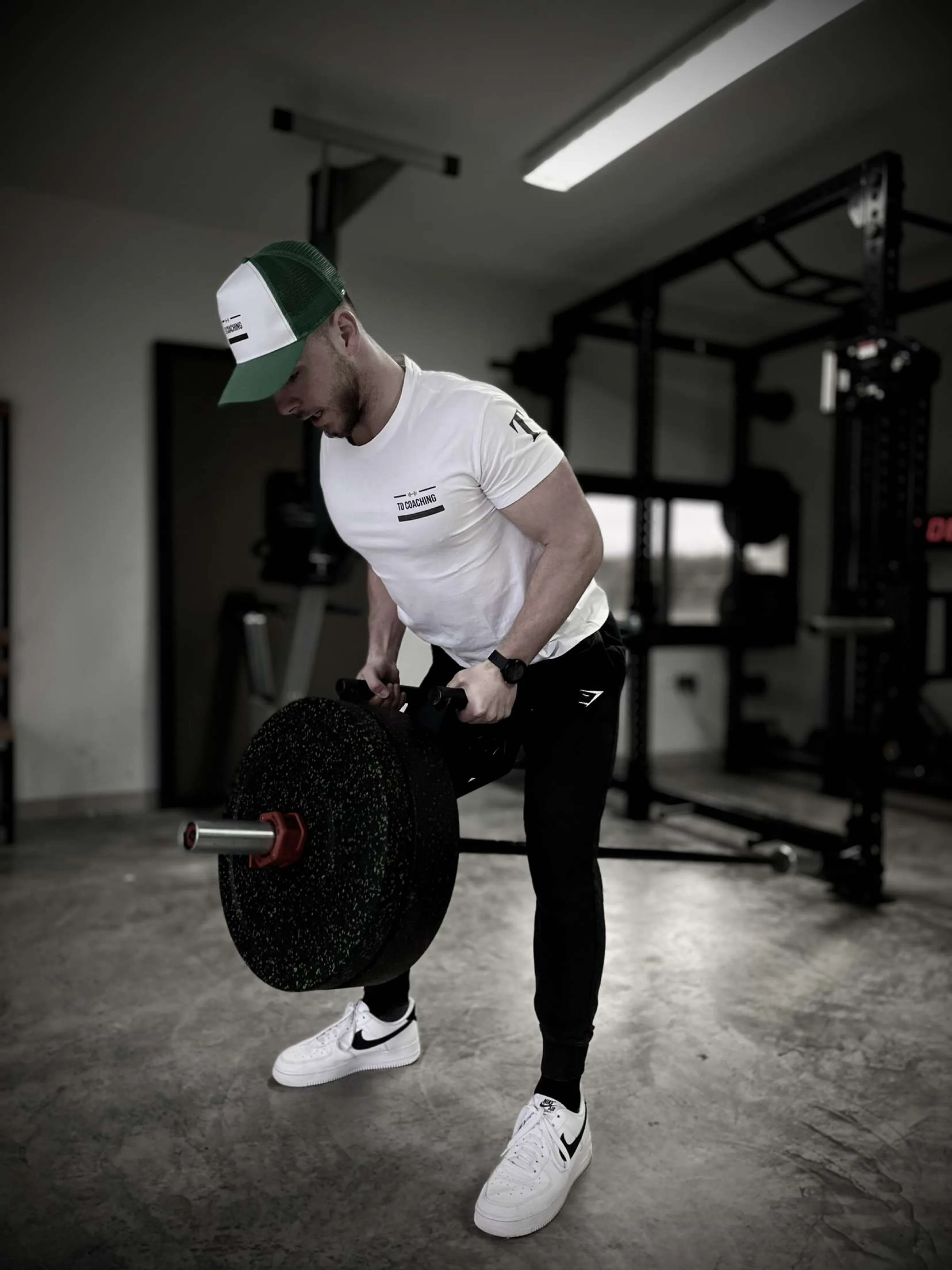 Tom Delassus avec haltère en salle de musculation
