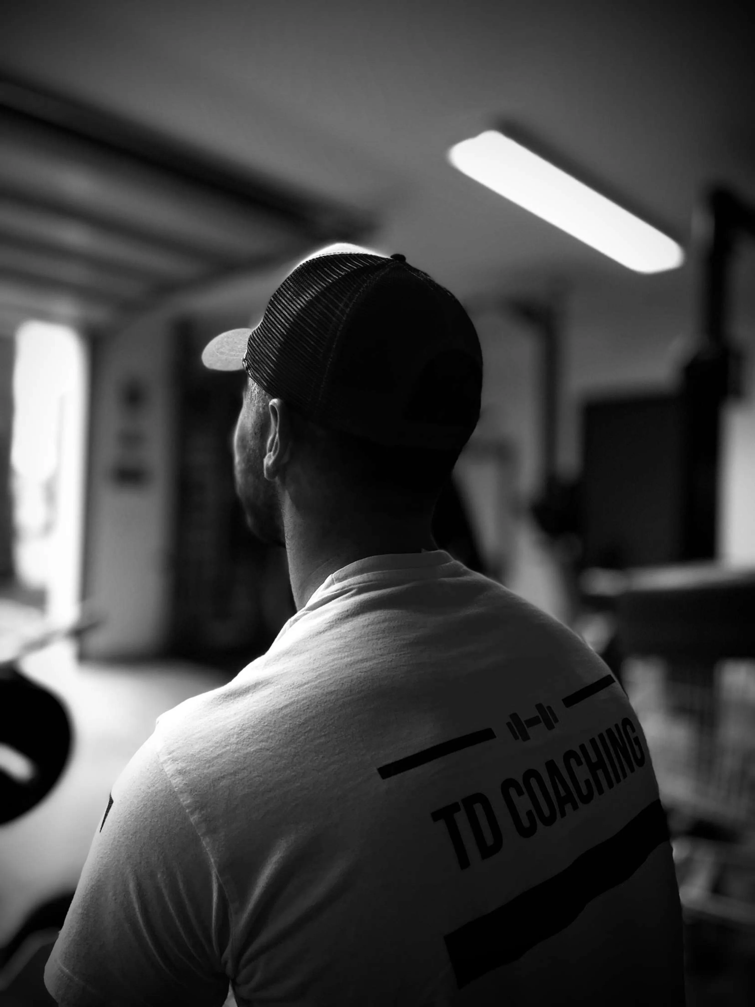 Tom Delassus, coach sportif, pendant une séance de renforcement du dos