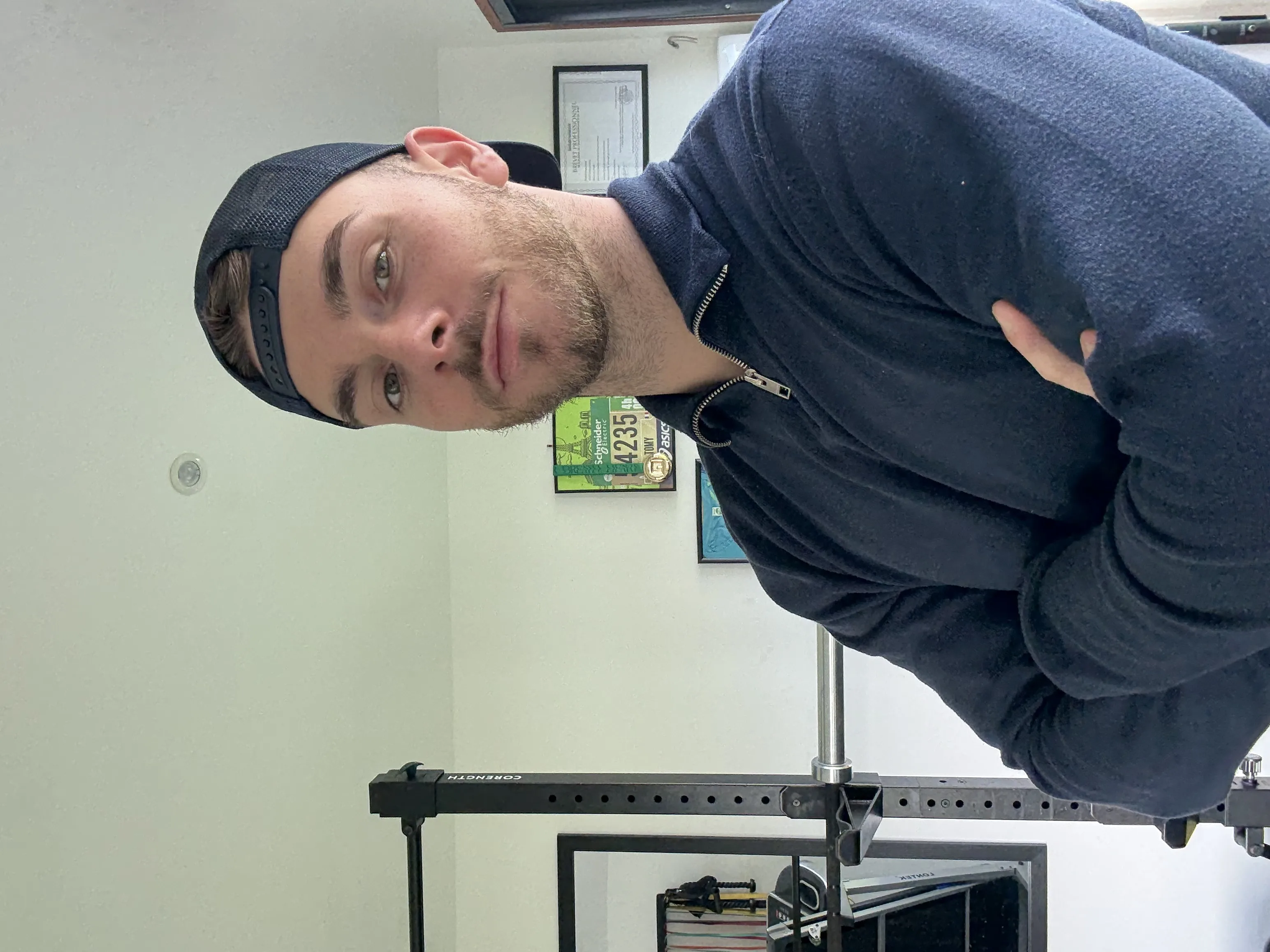 Tom Delassus dans sa salle de sport, coach sportif pour seniors