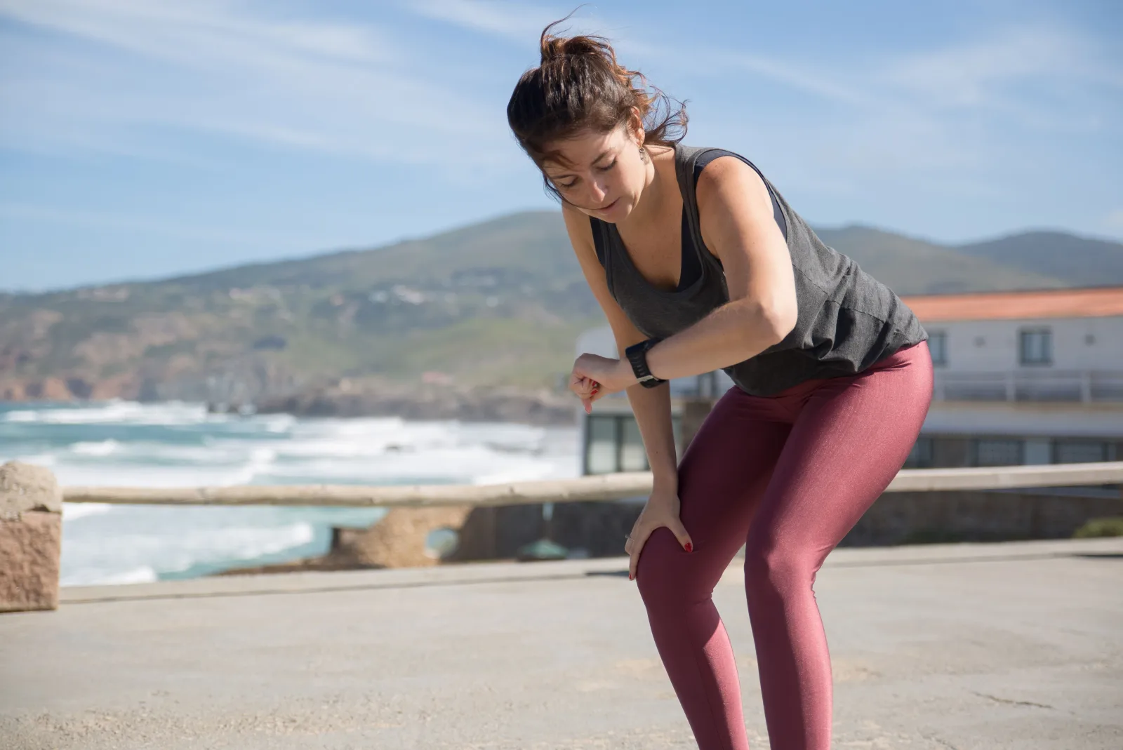 Femme consultant sa montre de sport après une séance pour vérifier la durée